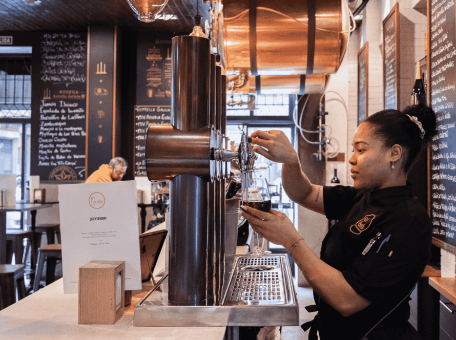 El Feudo restaurante vinatería en Gijón celebrando su 25 aniversario
