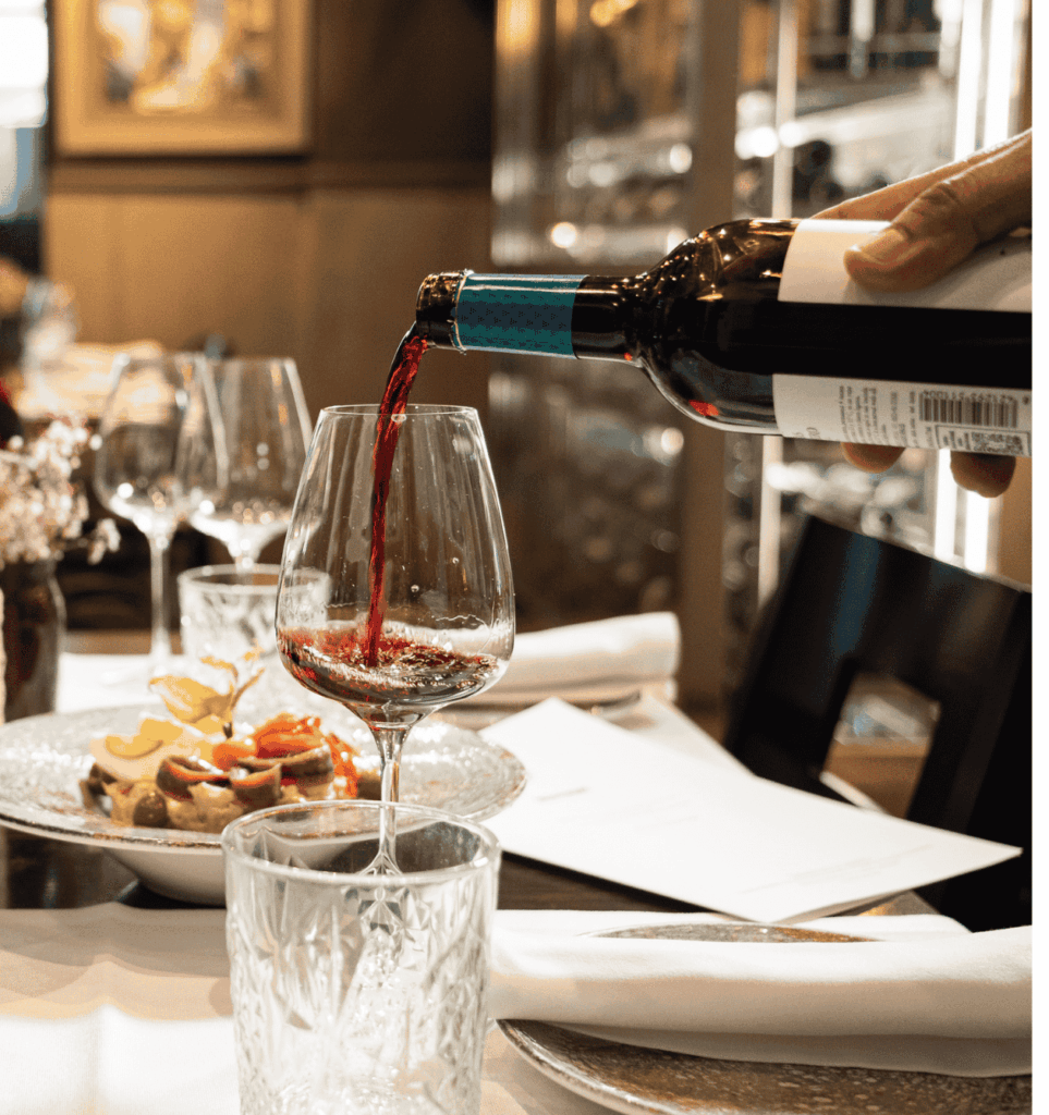 Interior de El Feudo restaurante vinatería en Gijón