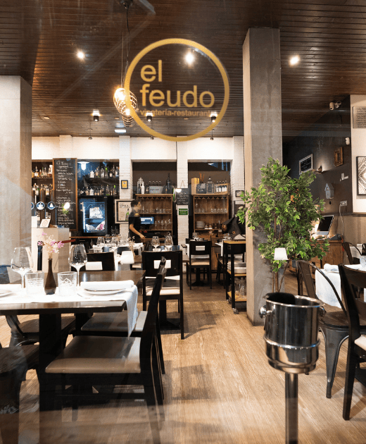 interior de restaurante acogedor en Gijón con barra de vinos