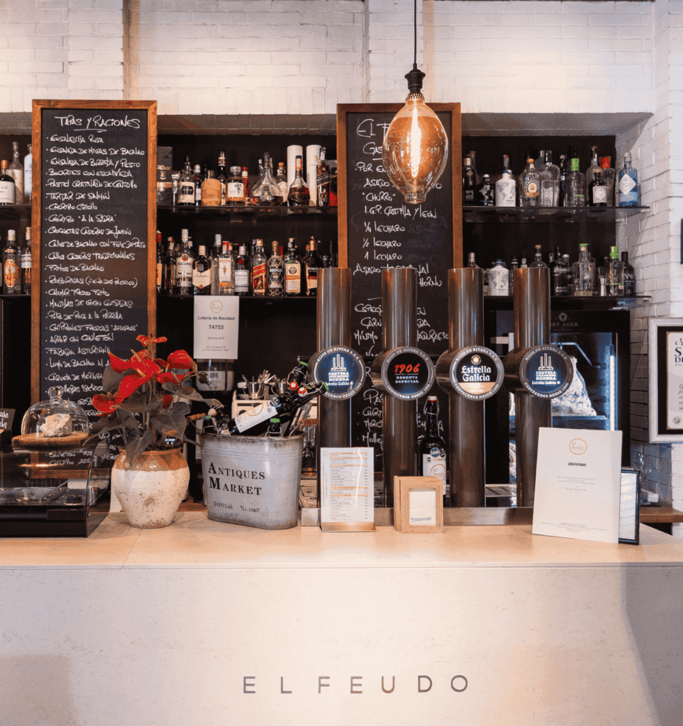 Copa de vino seleccionada para maridaje en El Feudo Gijón