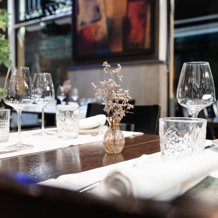 Comedor del restaurante El Feudo en Gijón con ambiente elegante y mesas preparadas